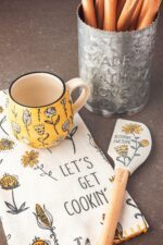 Karma Gifts Fiona Ceramic Mug - 16-Ounce Coffee Cup - Cute Mugs for Women and Men - Bee